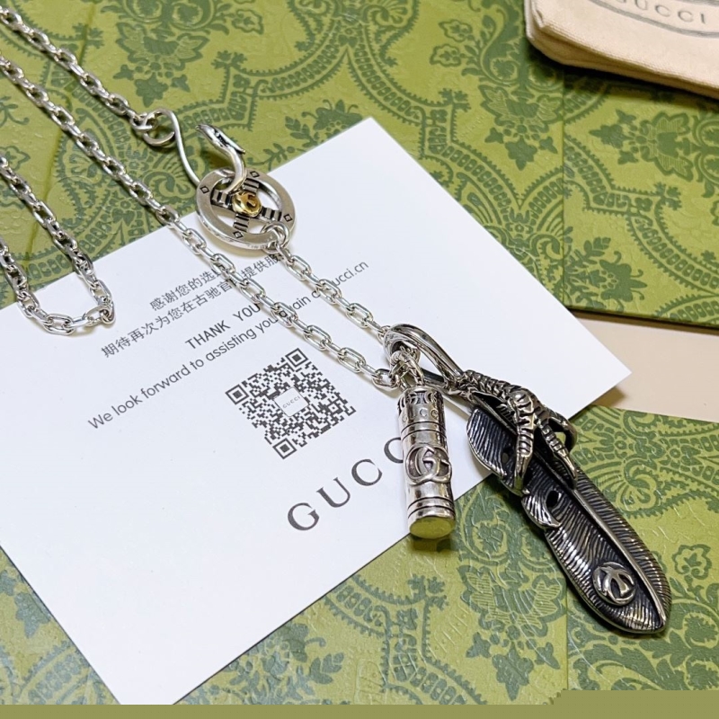 G*u*i necklaces